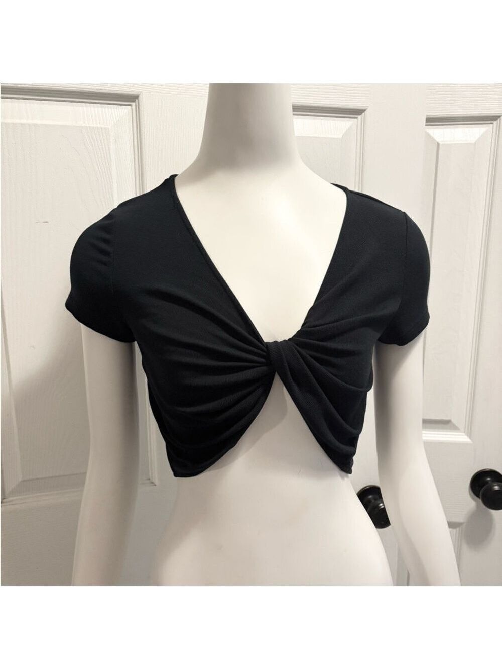 Sunday Best Aritzia Cassie Twist Front Crop Tee Black Top Size Medium